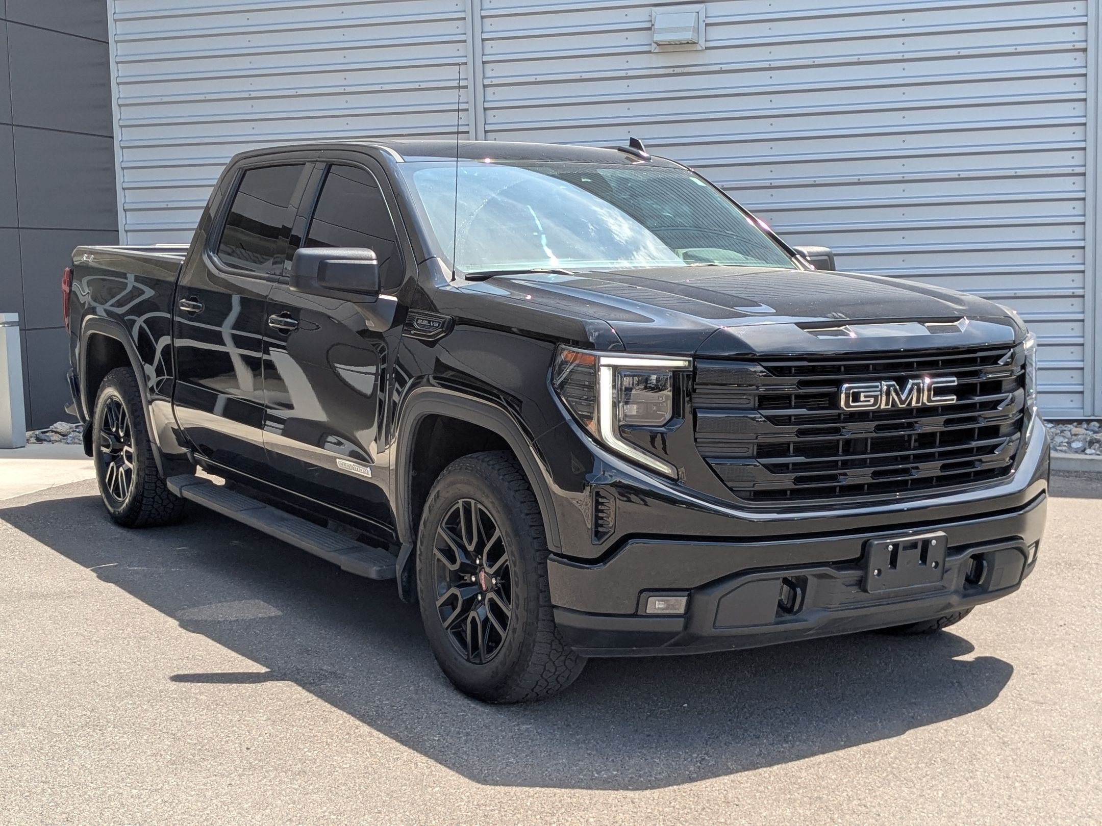 Used 2024 Onyx Black Metallic GMC Elevation image 3