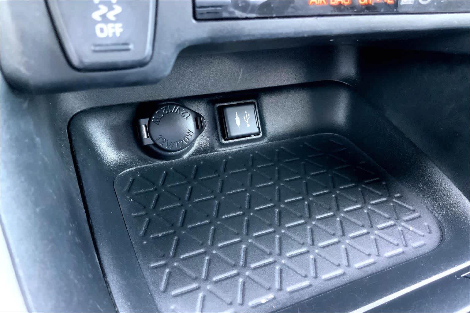 Used 2019 Lunar Rock Toyota XLE Premium image 34