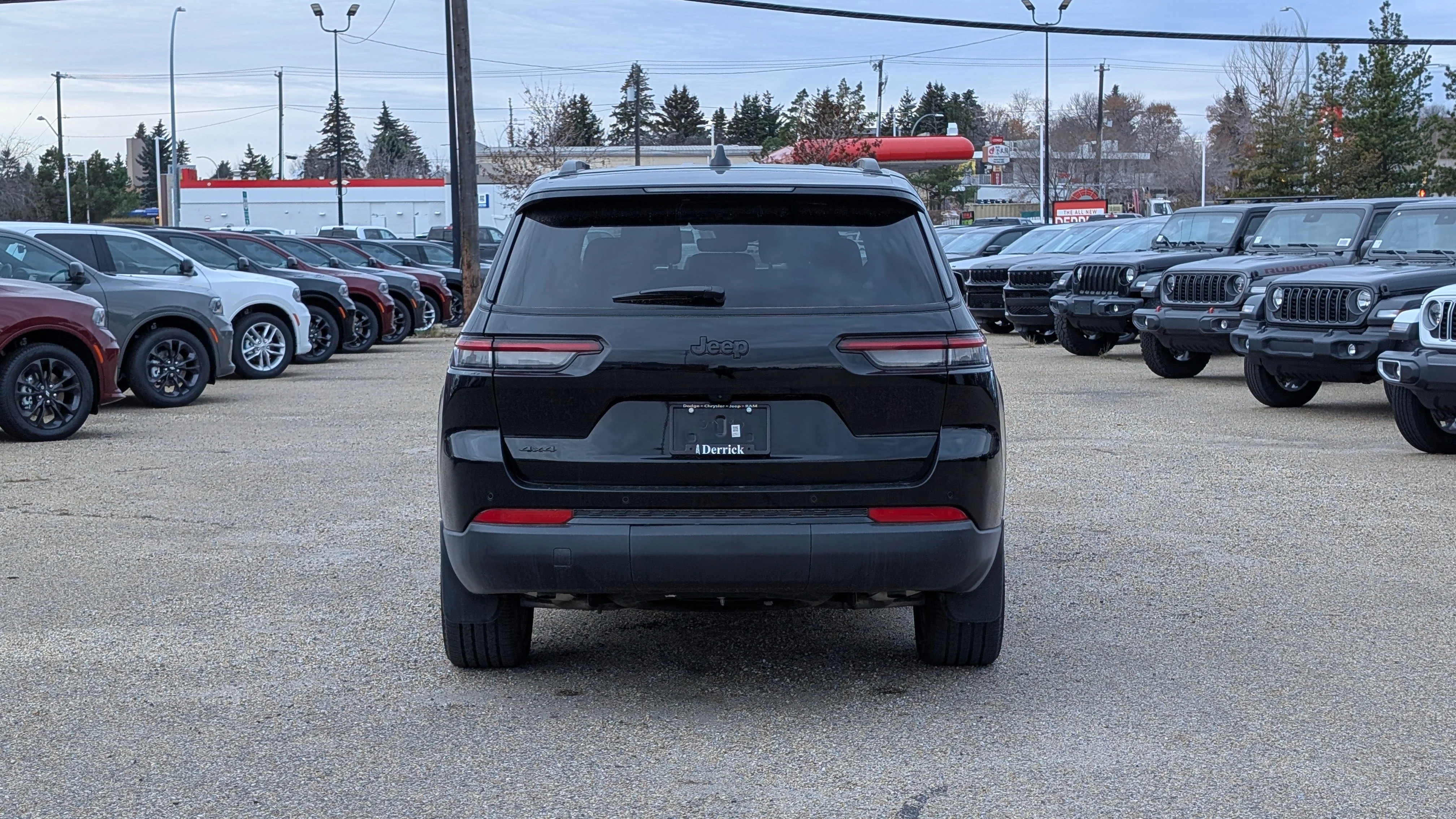 New 2025 Diamond Black Crystal Pearl Jeep Altitude image 6
