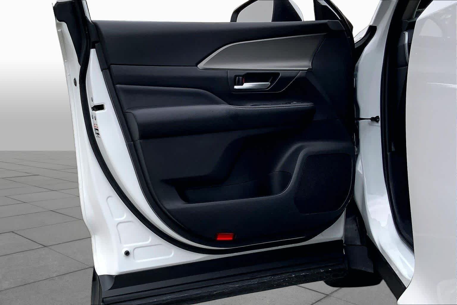 Used 2025 Wind Chill Pearl Toyota XLE image 21