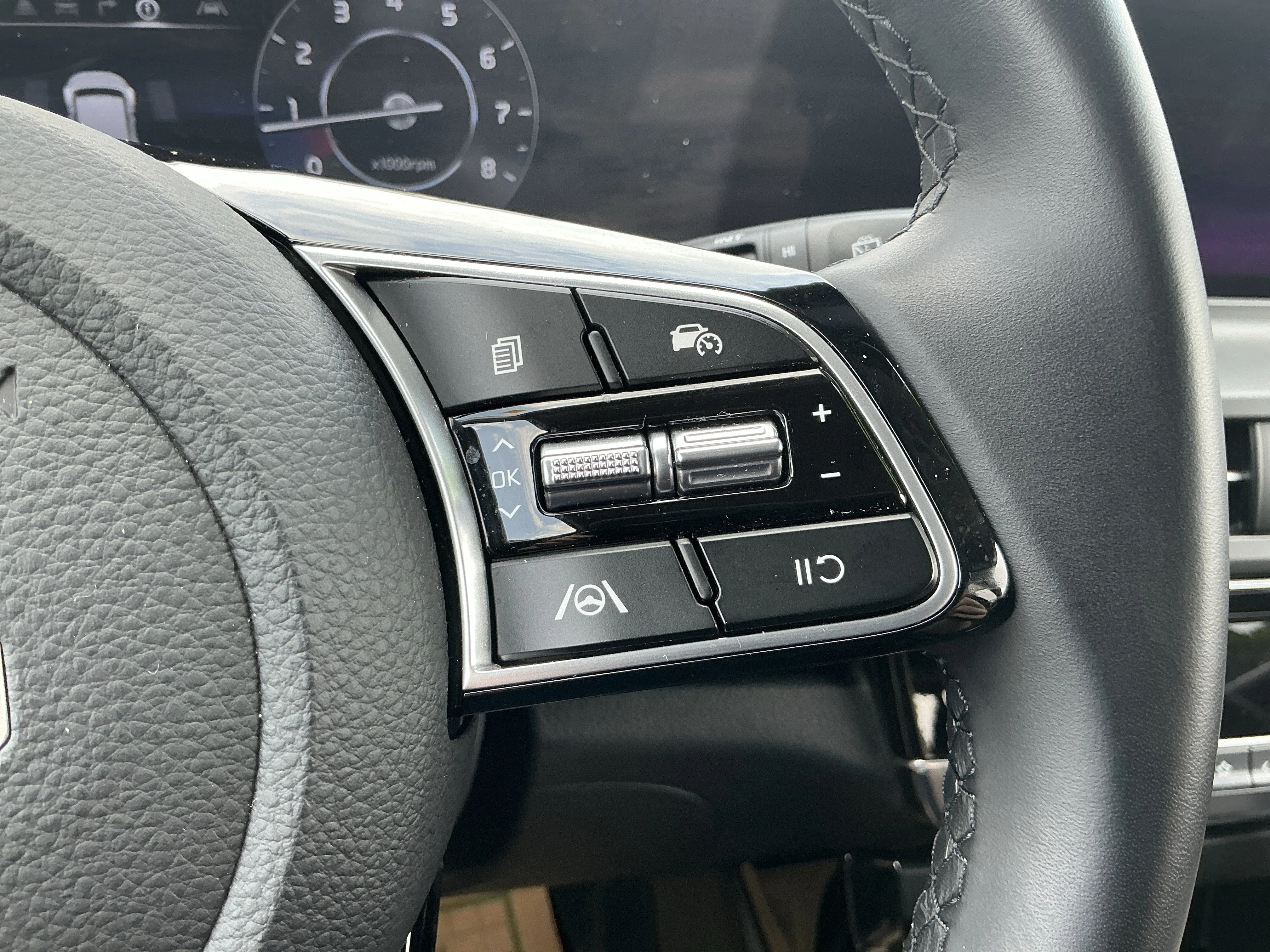 Used 2024 Snow White Pearl Kia X-Line image 18