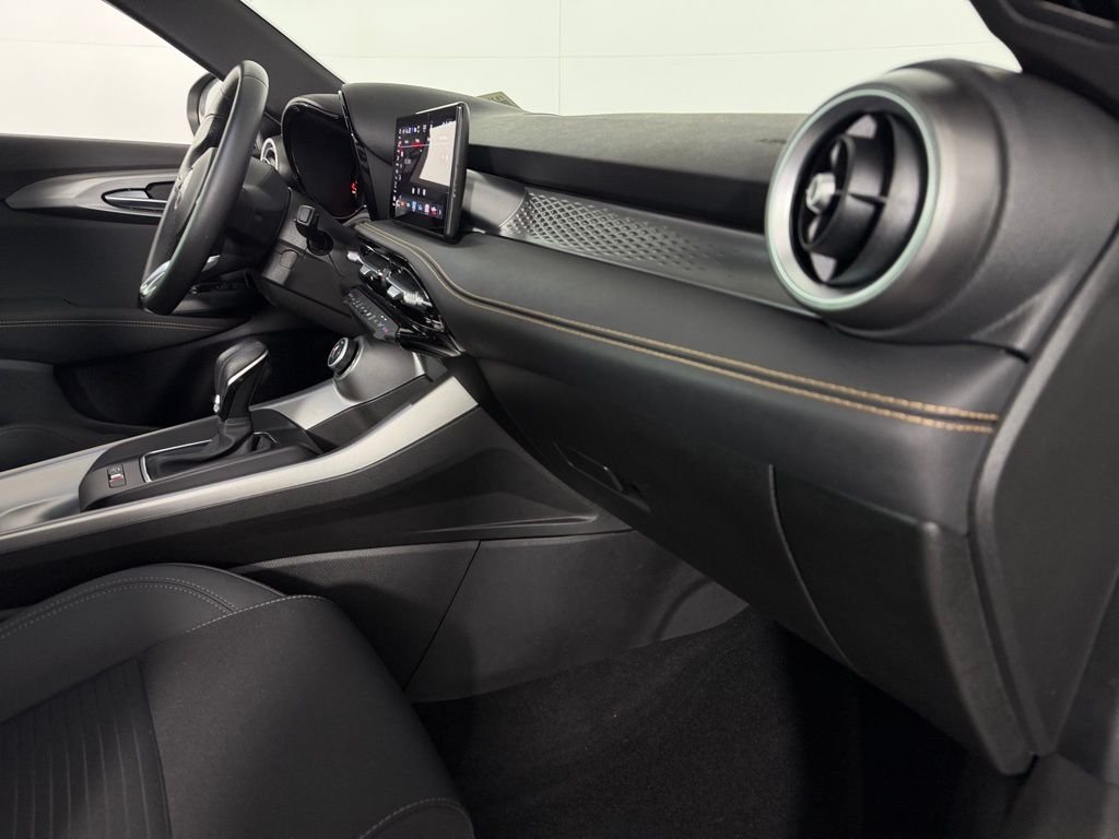 Used 2025 White Alfa Romeo Base image 30