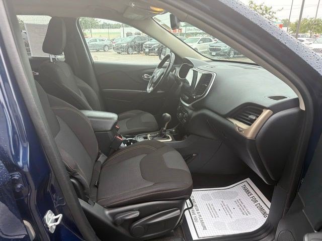 Used 2015 True Blue Pearlcoat Jeep Latitude image 20