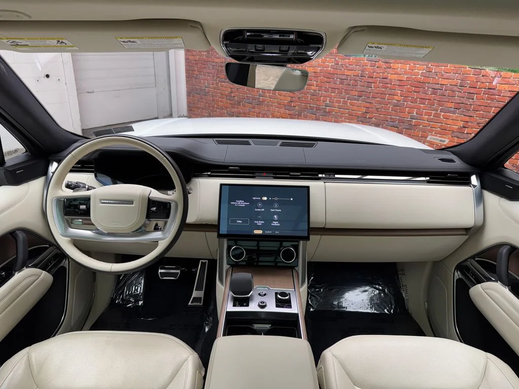 Used 2023 White Land Rover SE image 13
