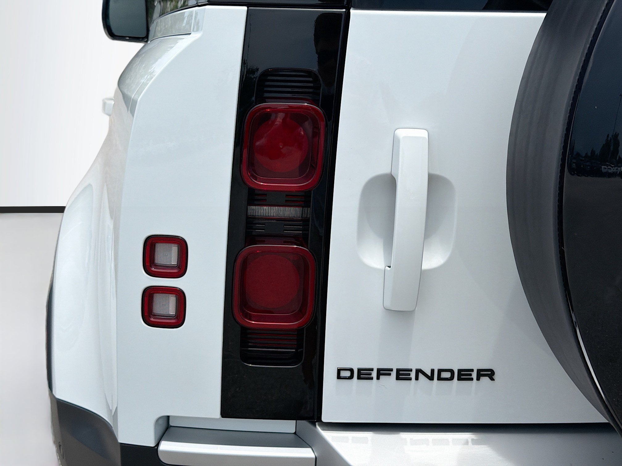 Certified Used 2025 Fuji White Land Rover S image 10
