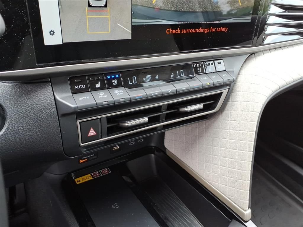 Used 2025  Toyota XLE image 22