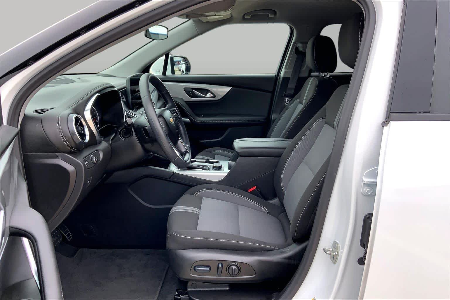 Used 2025 Summit White Chevrolet LT image 8