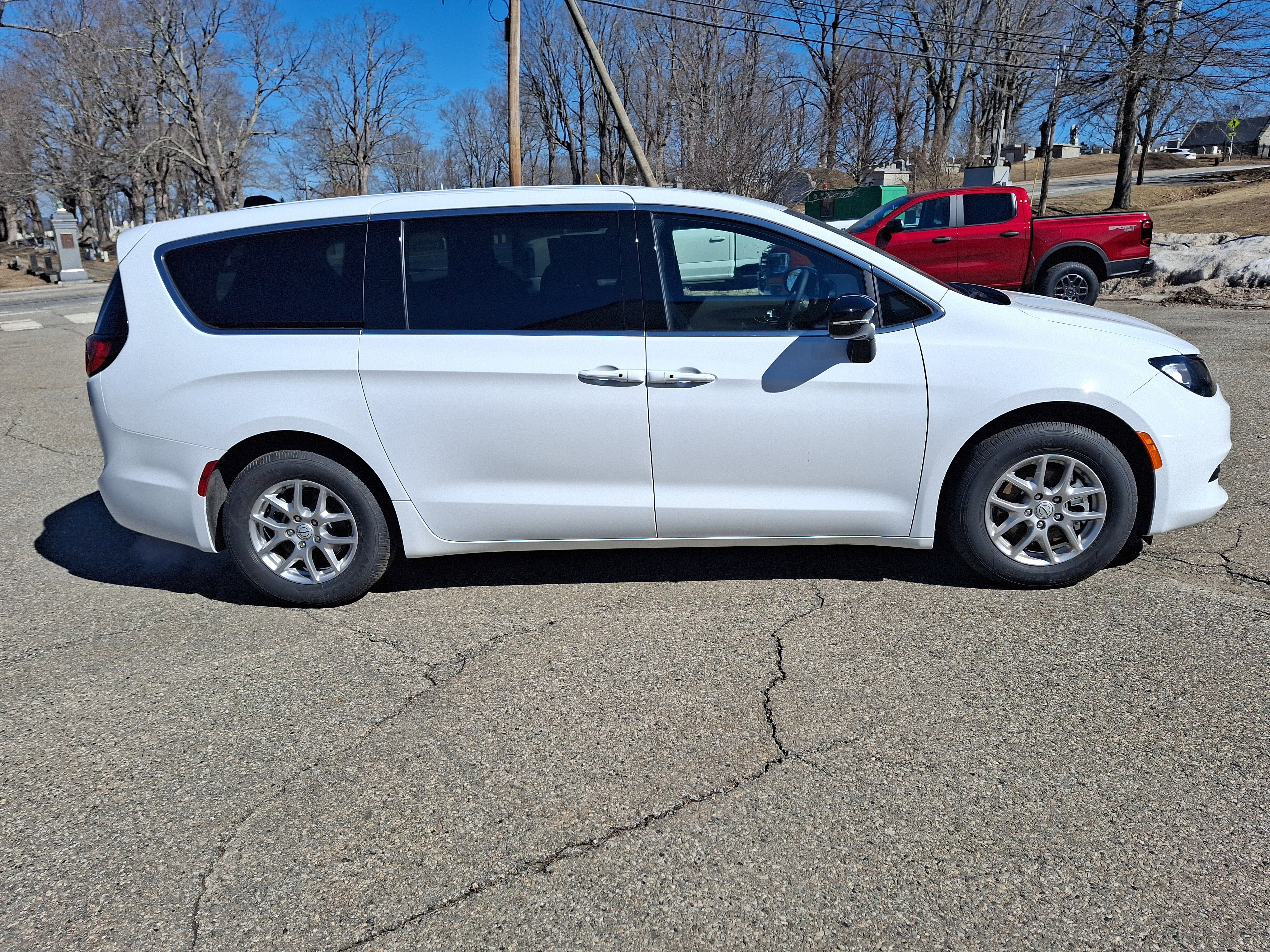 2026 Chrysler Voyager LX - Photo 7