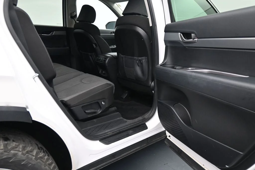 Used 2021 White Hyundai SE image 11