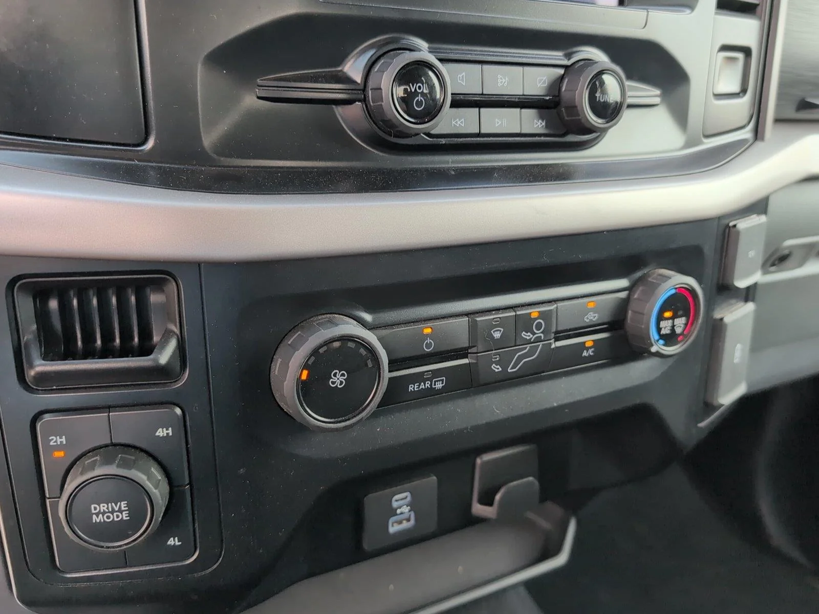 Used 2023 Iconic Silver Ford XLT image 18