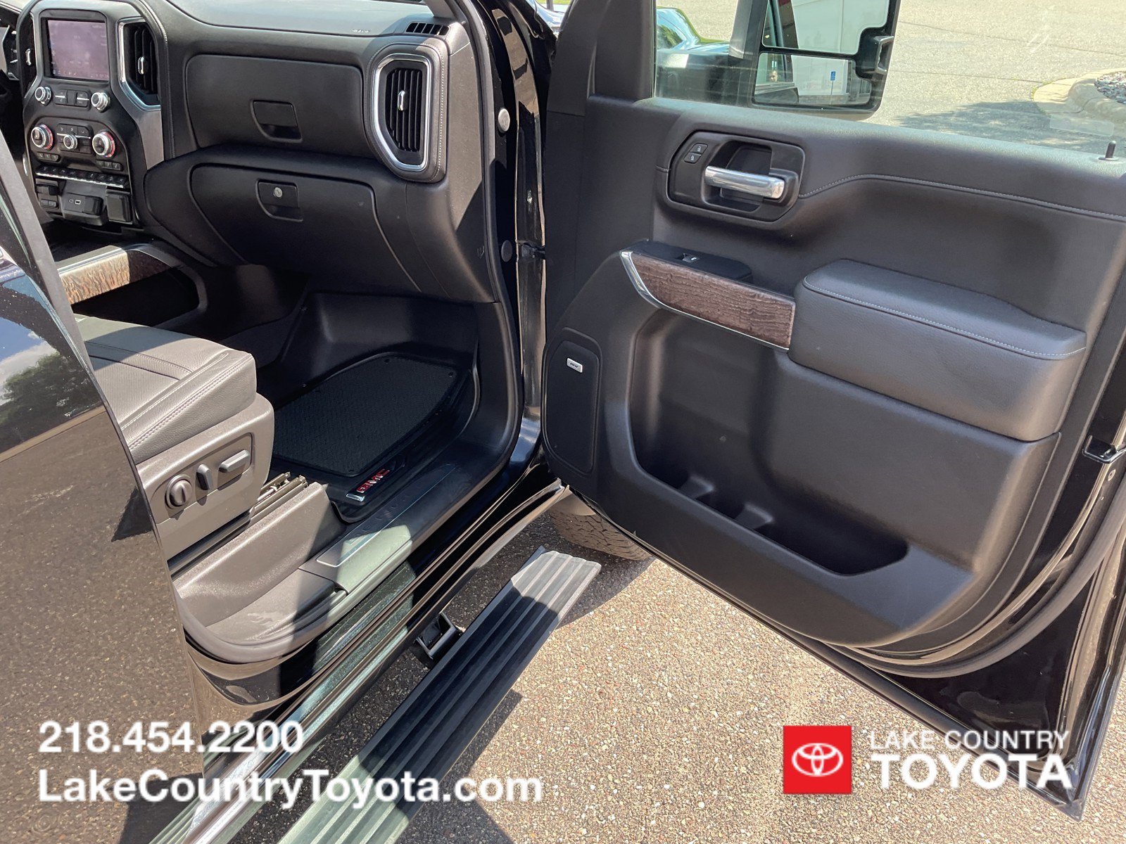 Used 2023  GMC Denali image 30