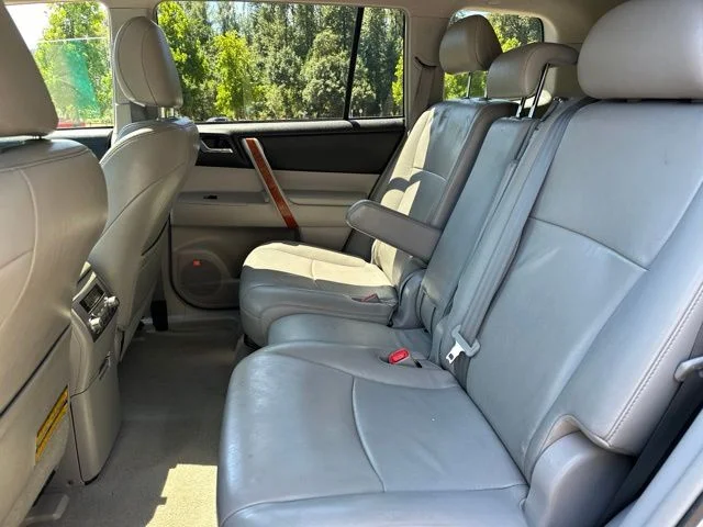 Used 2010 Classic Silver Metallic Toyota Limited image 16