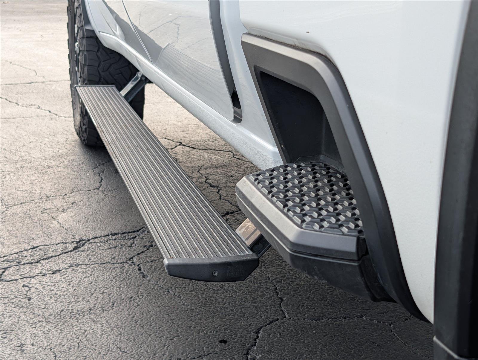Used 2020 SUMMIT WHITE Chevrolet Custom image 34