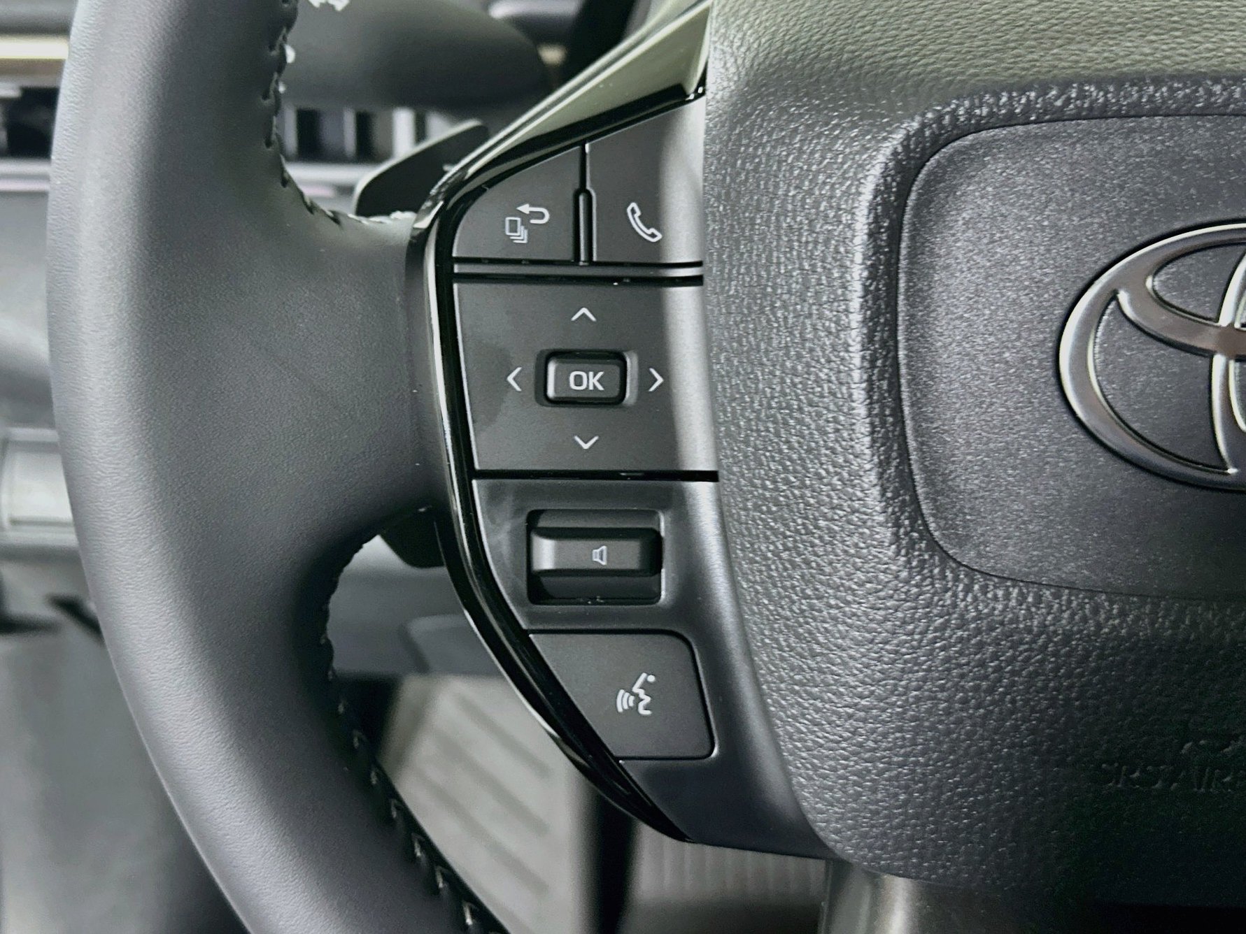 New 2026 Wind Chill Pearl Toyota XLE image 16