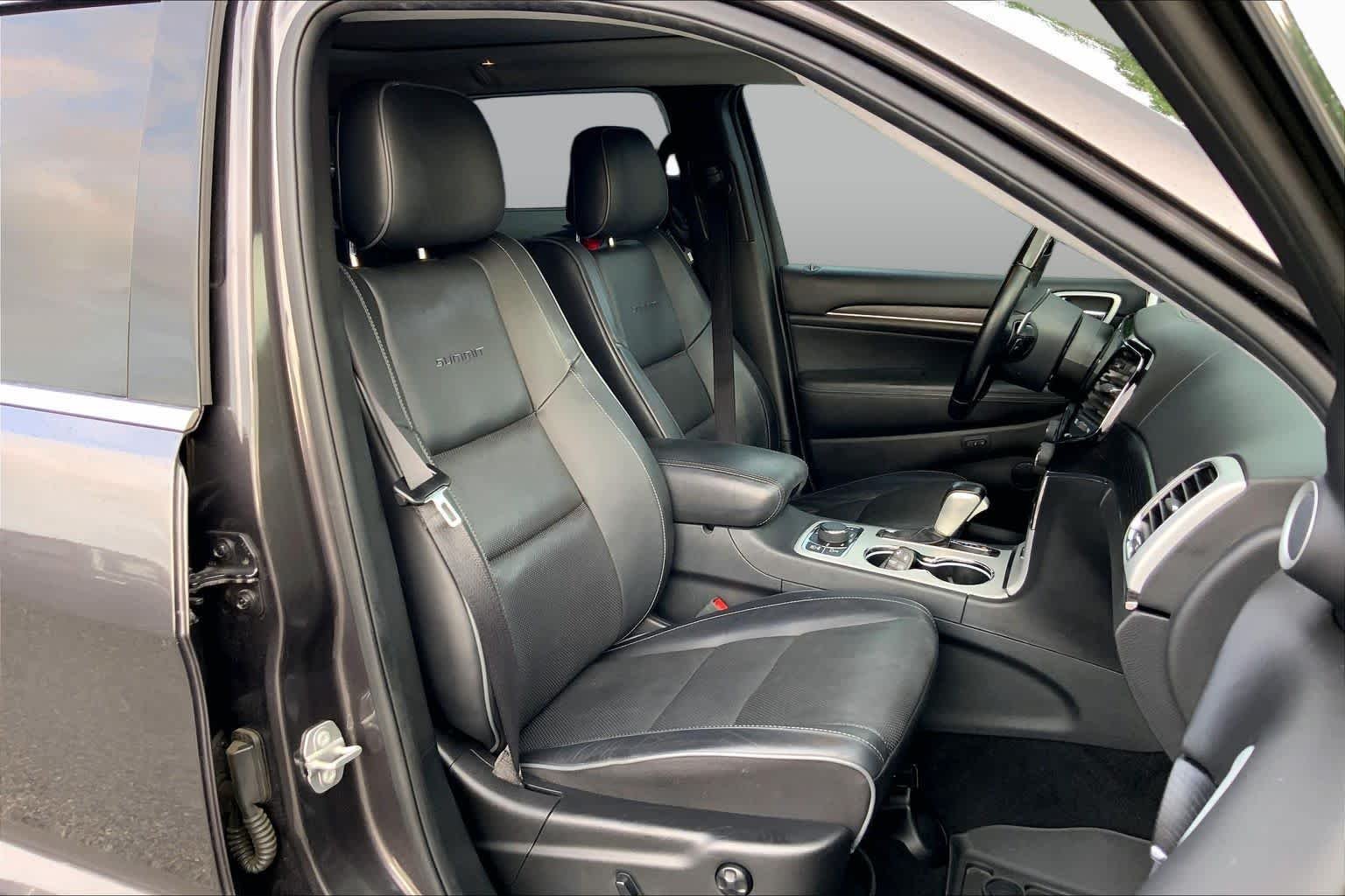 Used 2020 Granite Crystal Metallic Clearcoat Jeep Summit image 9