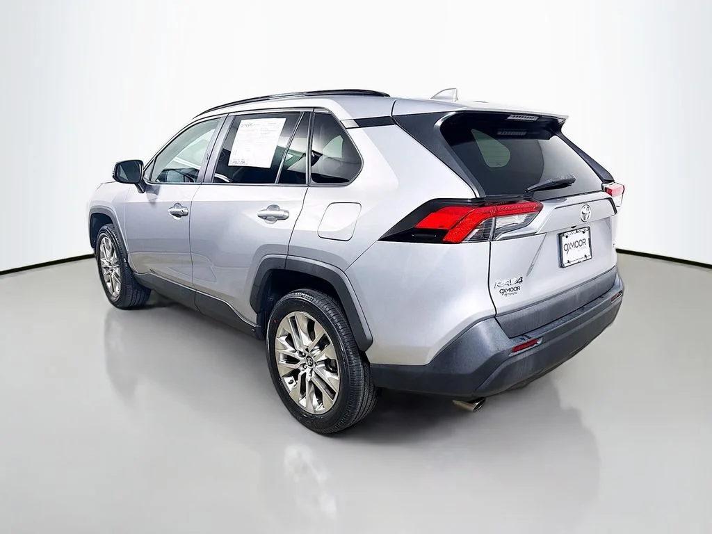 Used 2020 Silver Sky Metallic Toyota XLE Premium image 5