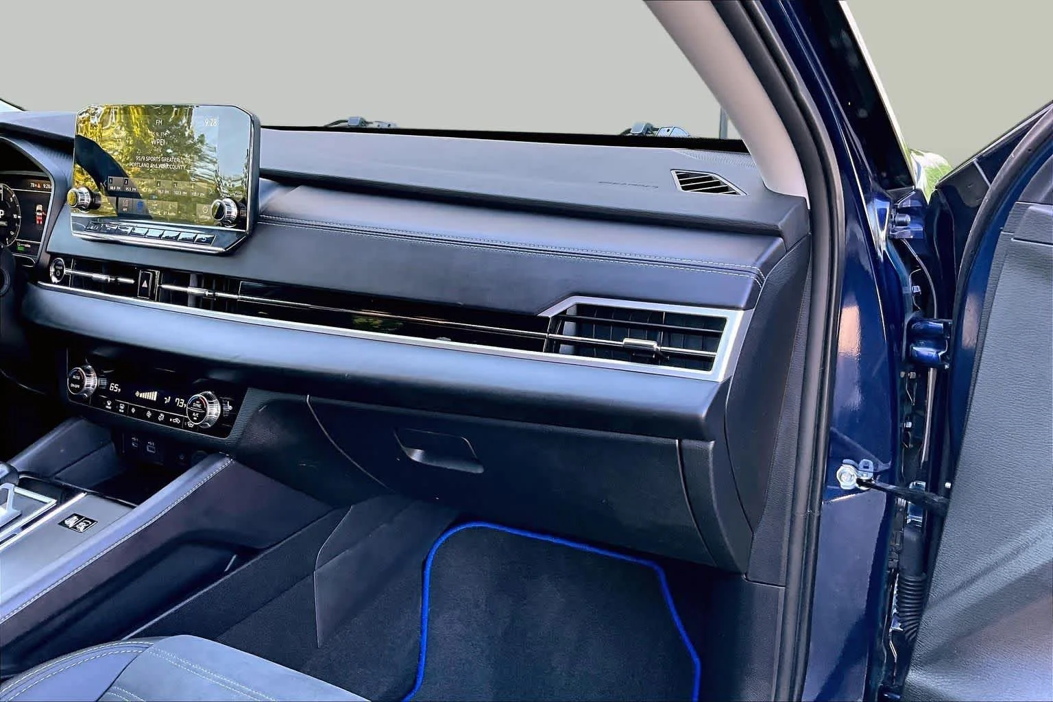 Used 2025 Cosmic Blue Metallic Mitsubishi SE image 19