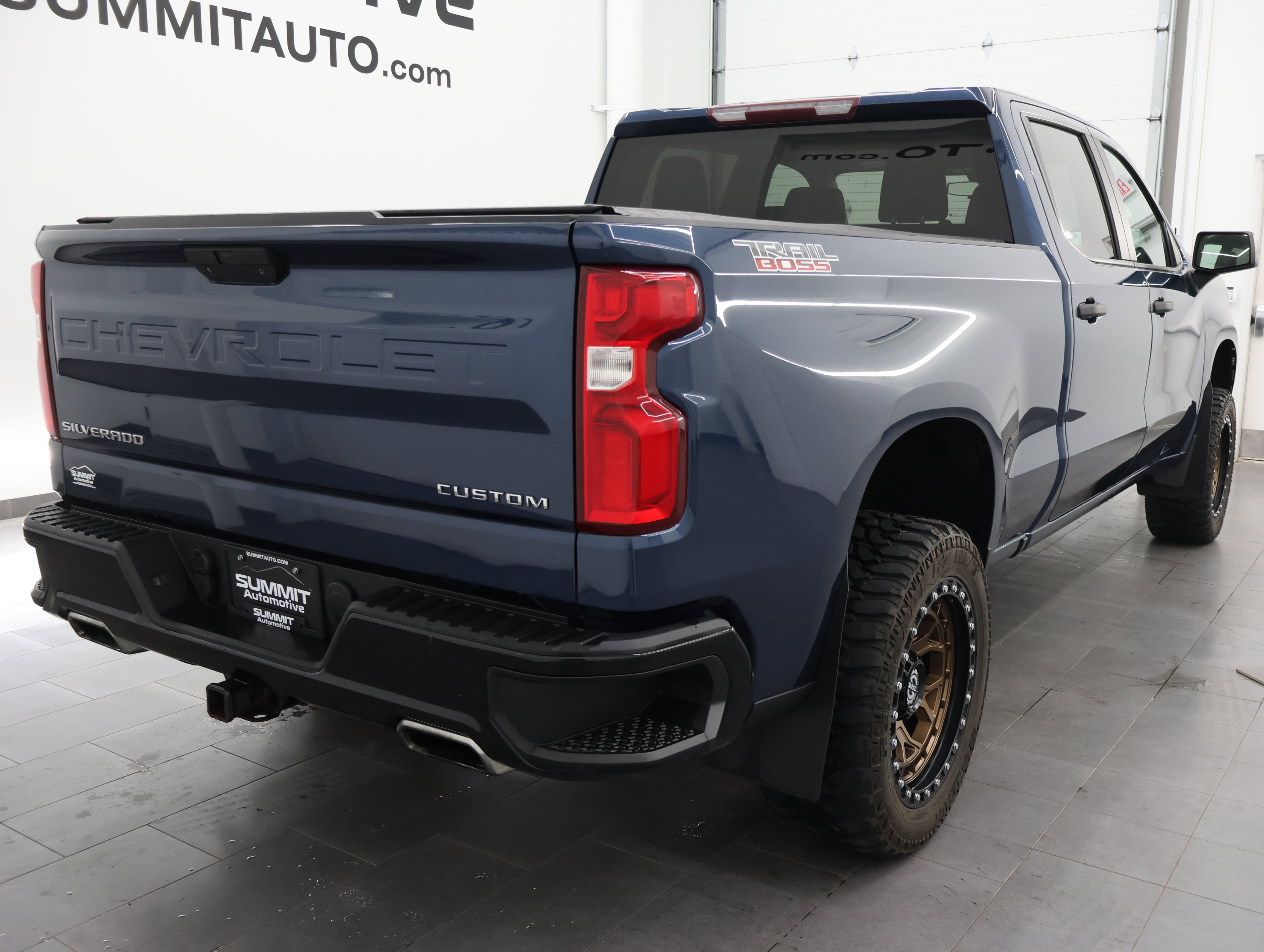 Used 2019 BLUE Chevrolet 4x4 Crew Cab Custom Trail Boss: CREW-LONG-CUSTOM-TRAIL BOSS-BACKUP CAM-Z71 image 4