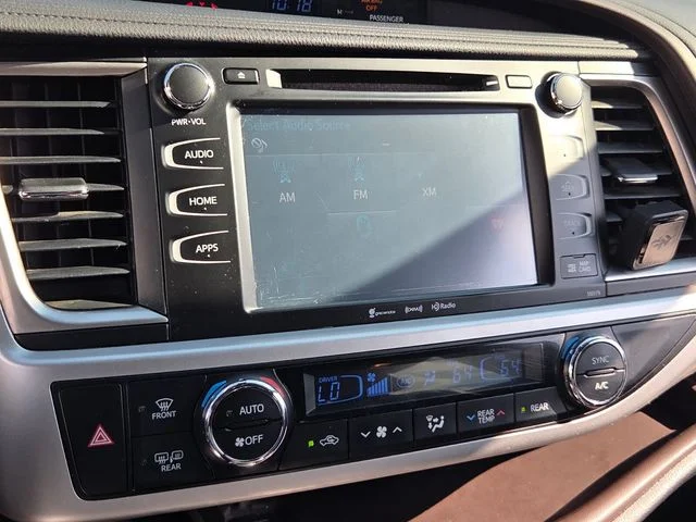 Used 2017 Silver Toyota XLE image 21
