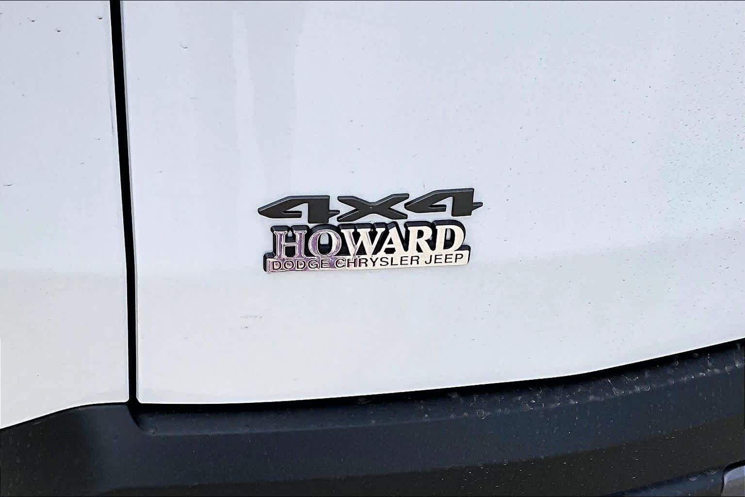New 2026 Bright White Clear-Coat Exterior Paint Jeep Limited image 16