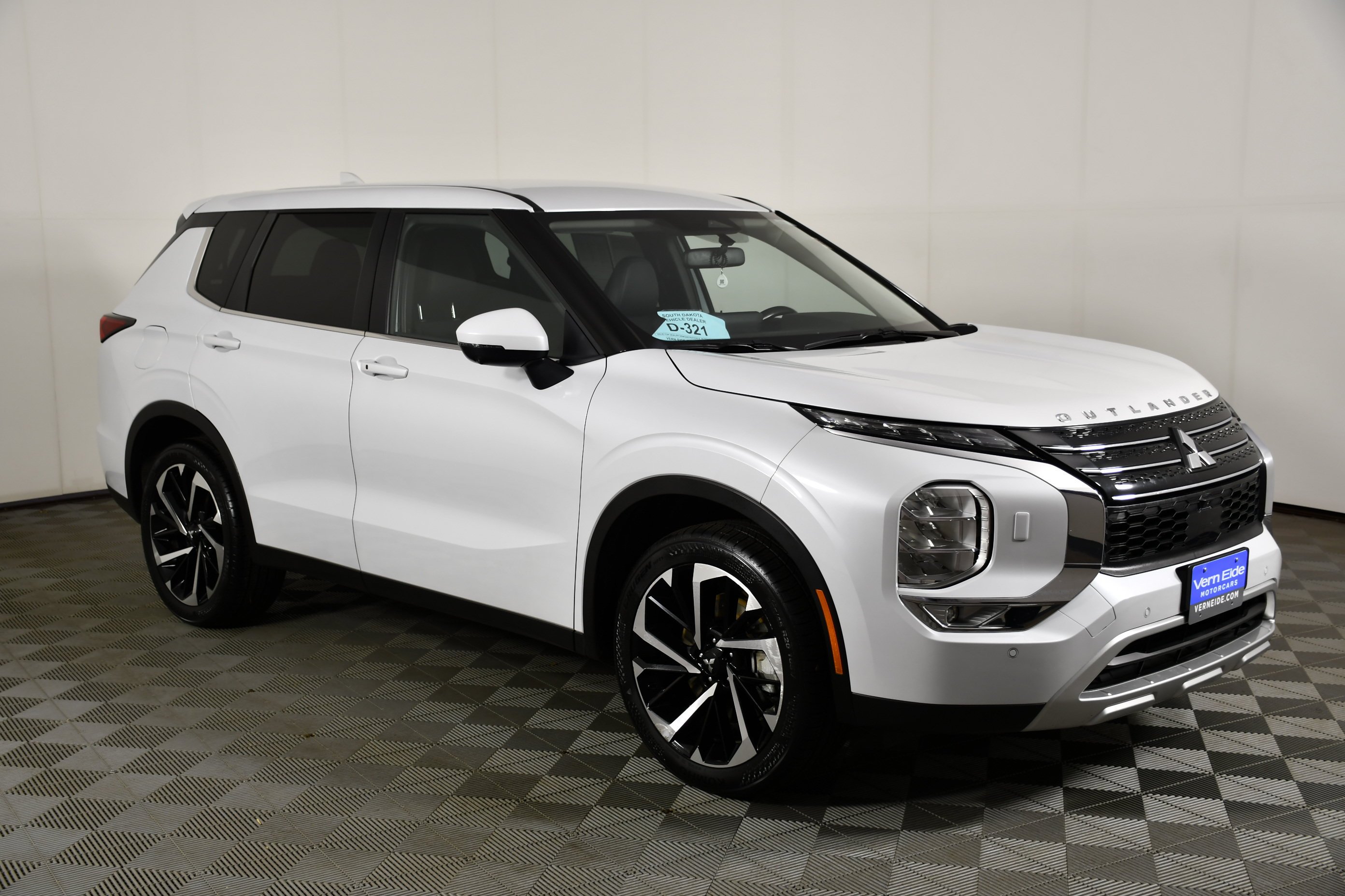 Certified Used 2024 White Diamond Mitsubishi SE image 4