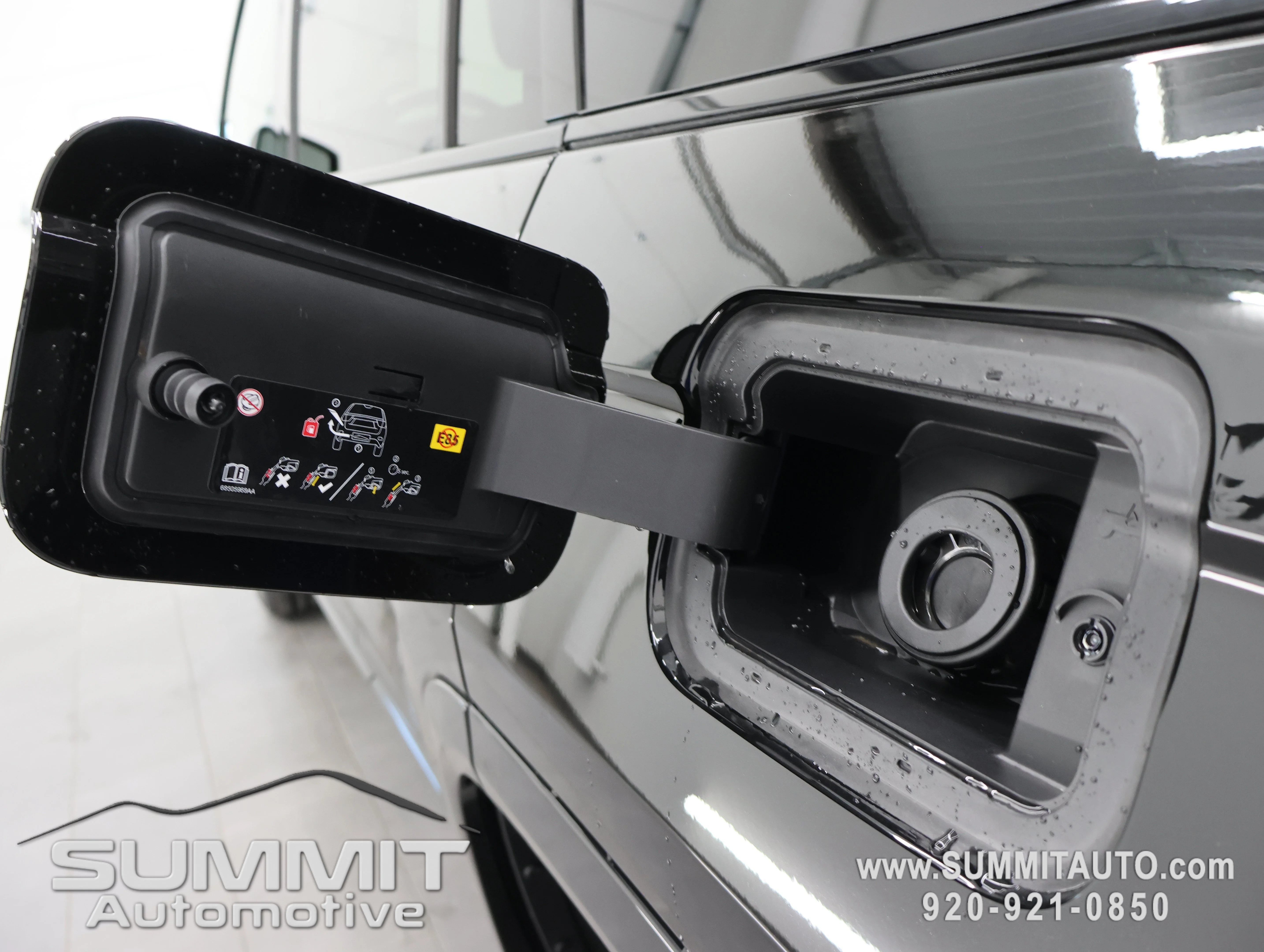 New 2026 Diamond Black Crystal Pearl-Coat Exterior Paint Jeep Limited Reserve image 38