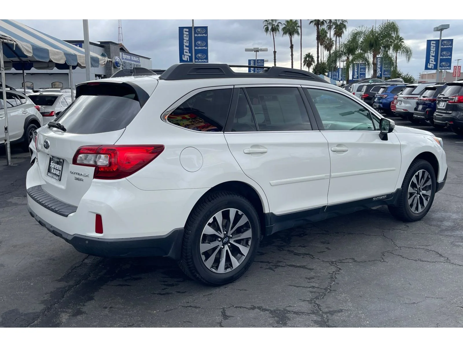 Used 2017 CRYSTAL WHITE PEA Subaru Limited image 5