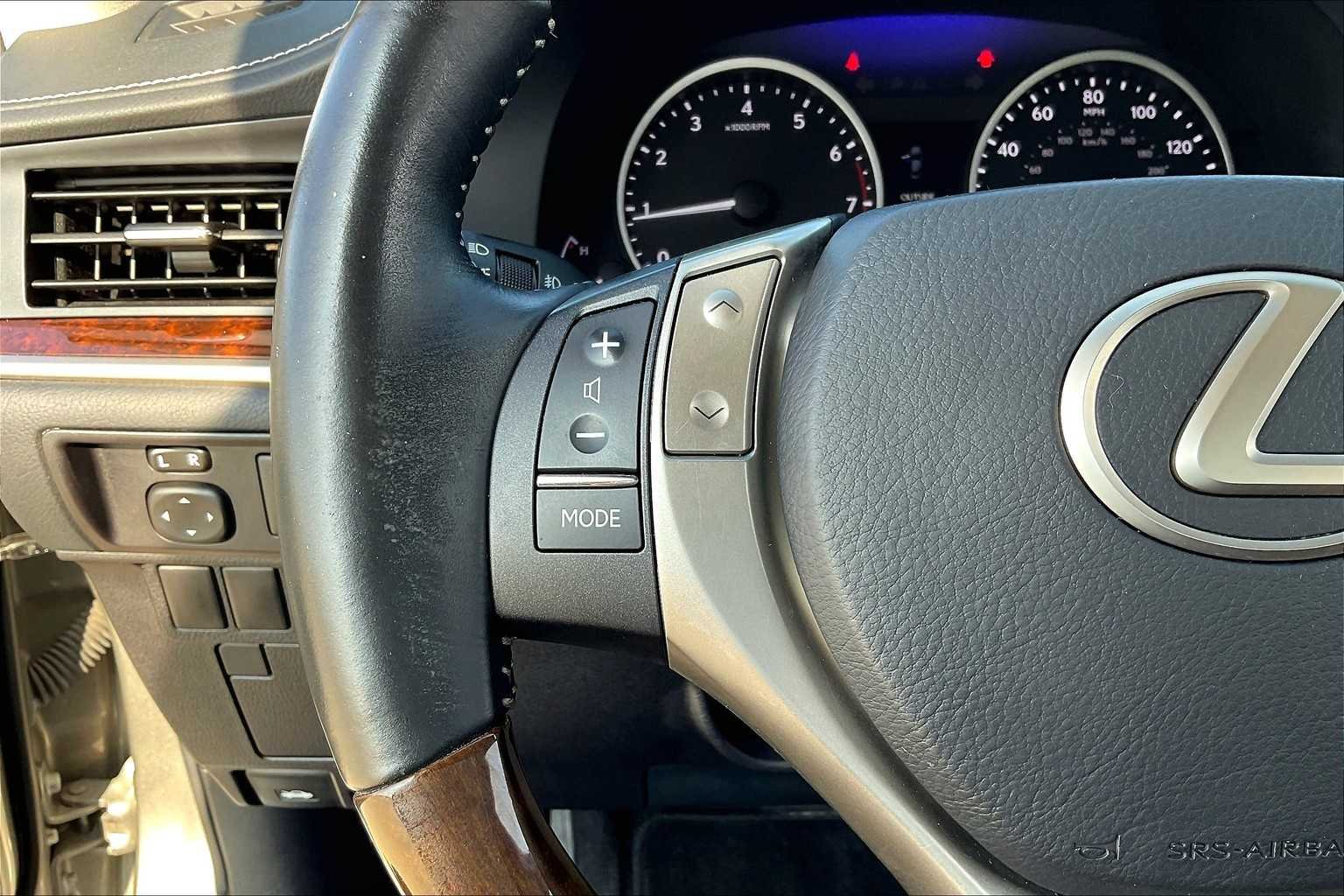 Used 2015 Atomic Silver Lexus  image 21