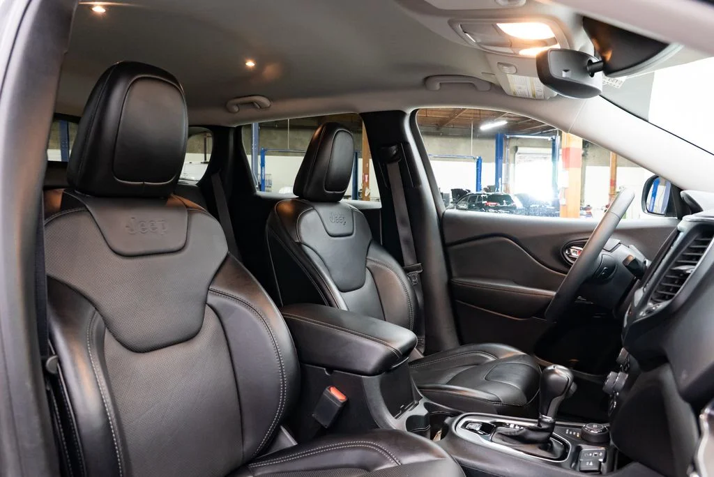 Used 2023 Gray Jeep Altitude image 30