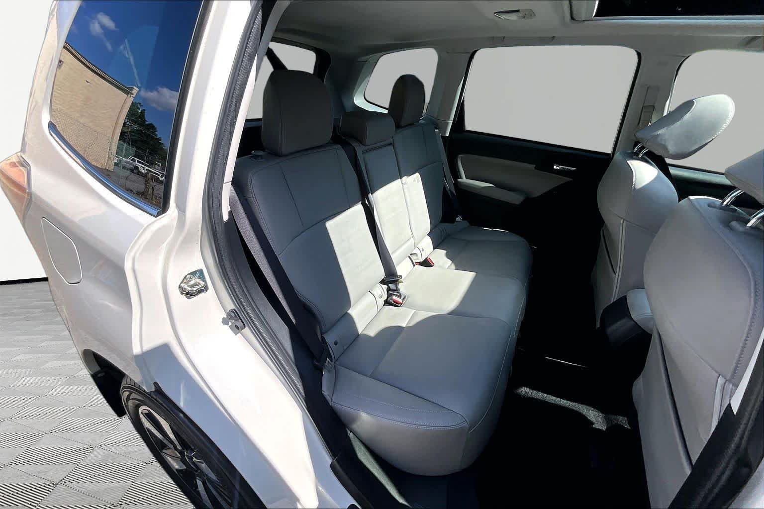Used 2018 Crystal White Pearl Subaru Limited image 20