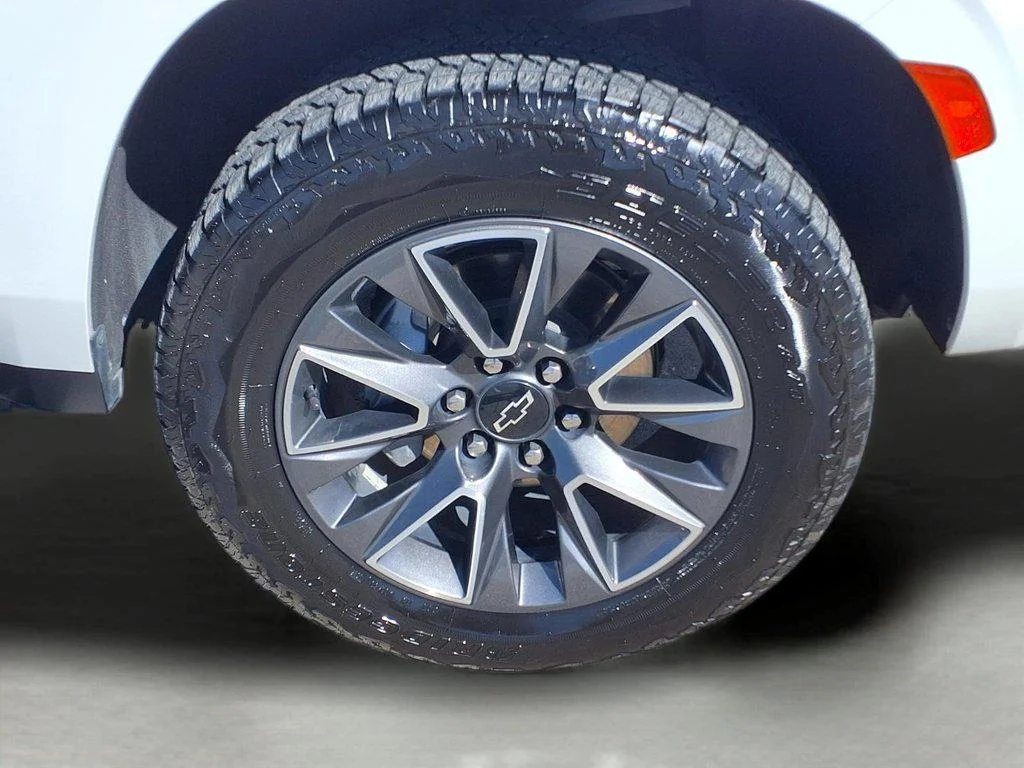 Used 2023 Iridescent Pearl Tricoat Chevrolet 4WD 4dr Z71 image 9