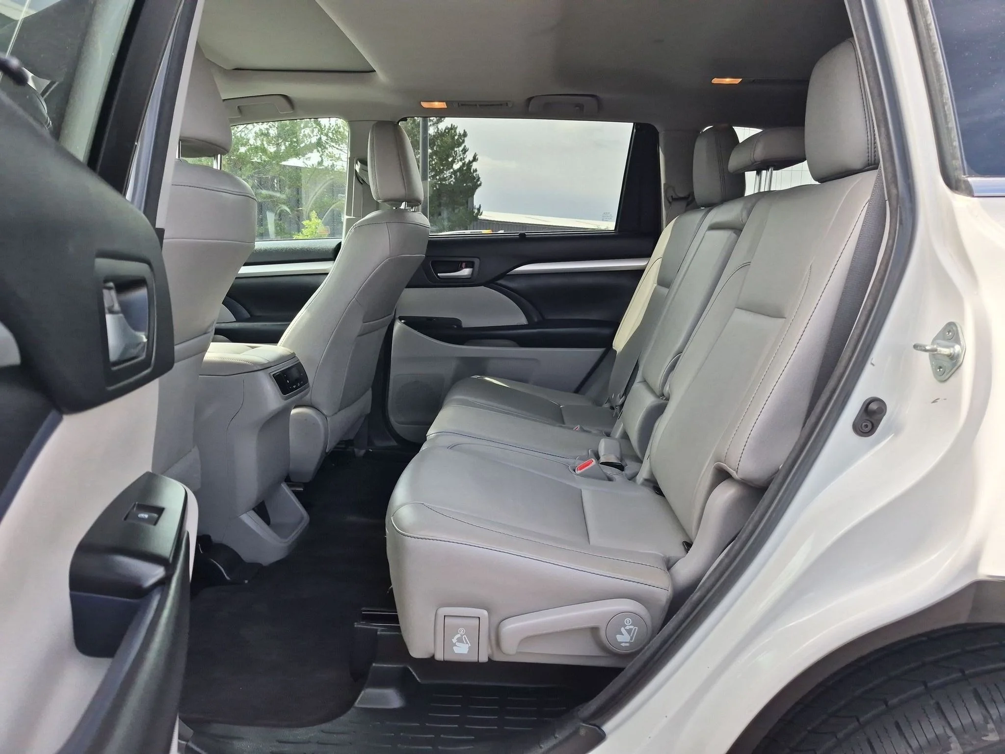 Used 2018 Blizzard Pearl Toyota XLE image 20