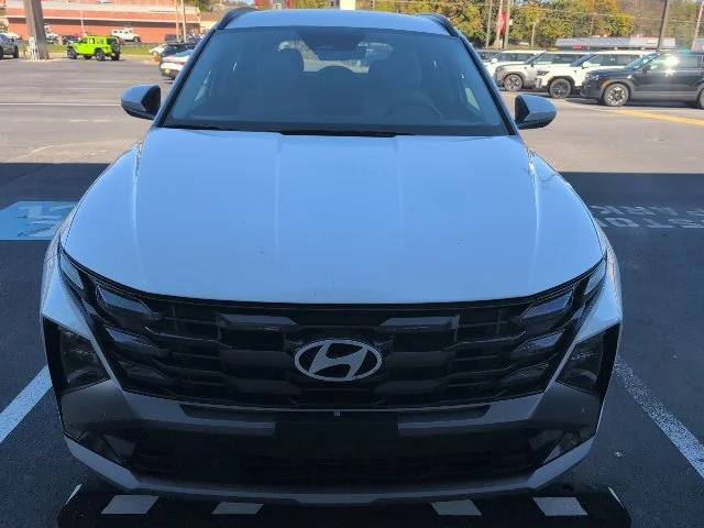 Used 2025 White Hyundai SEL image 9