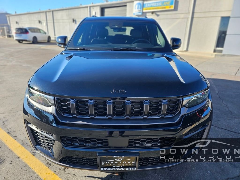 New 2026 Diamond Black Crystal Pearlcoat Jeep Altitude image 8