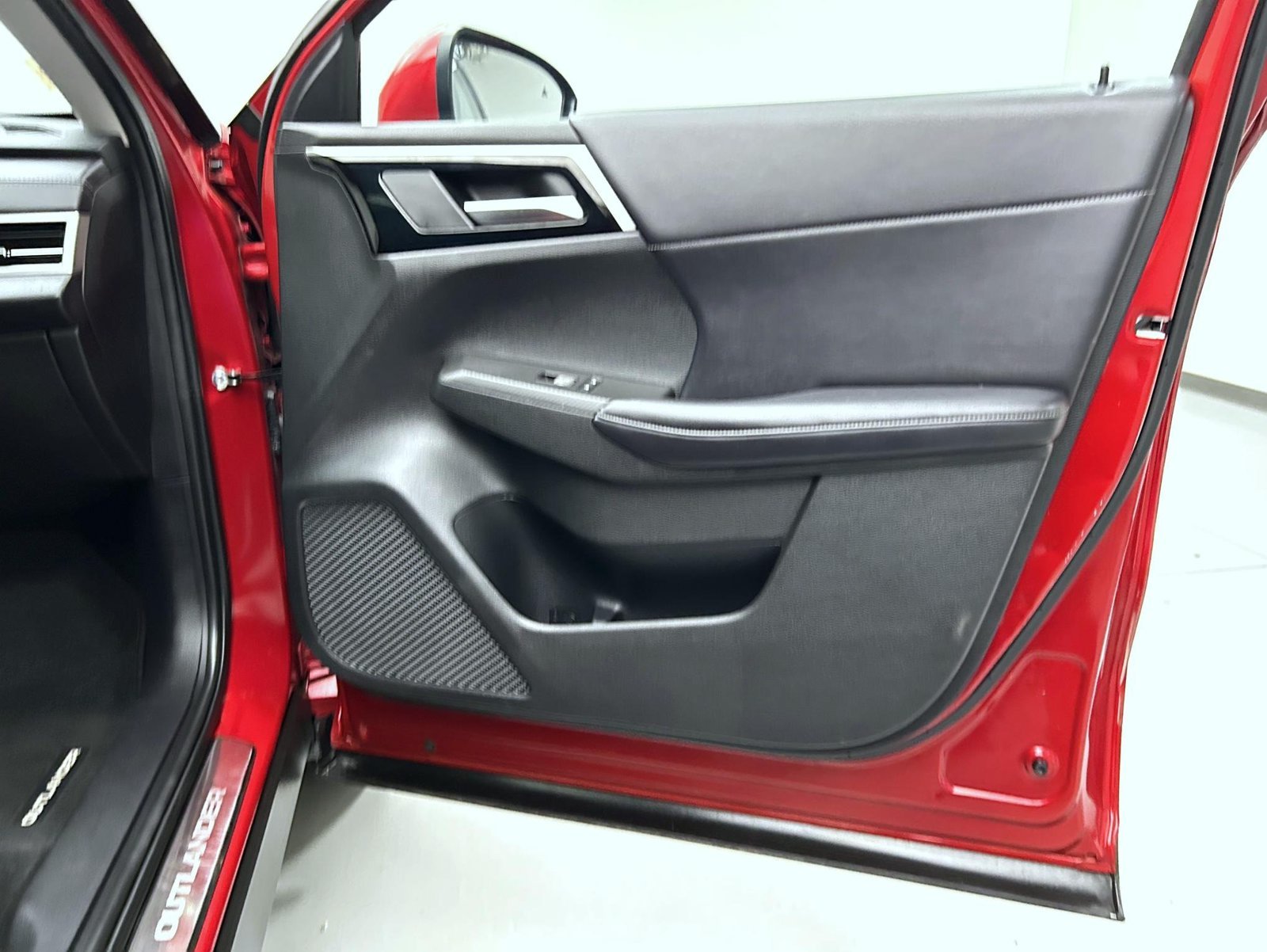 Used 2023 Red Mitsubishi SE image 16