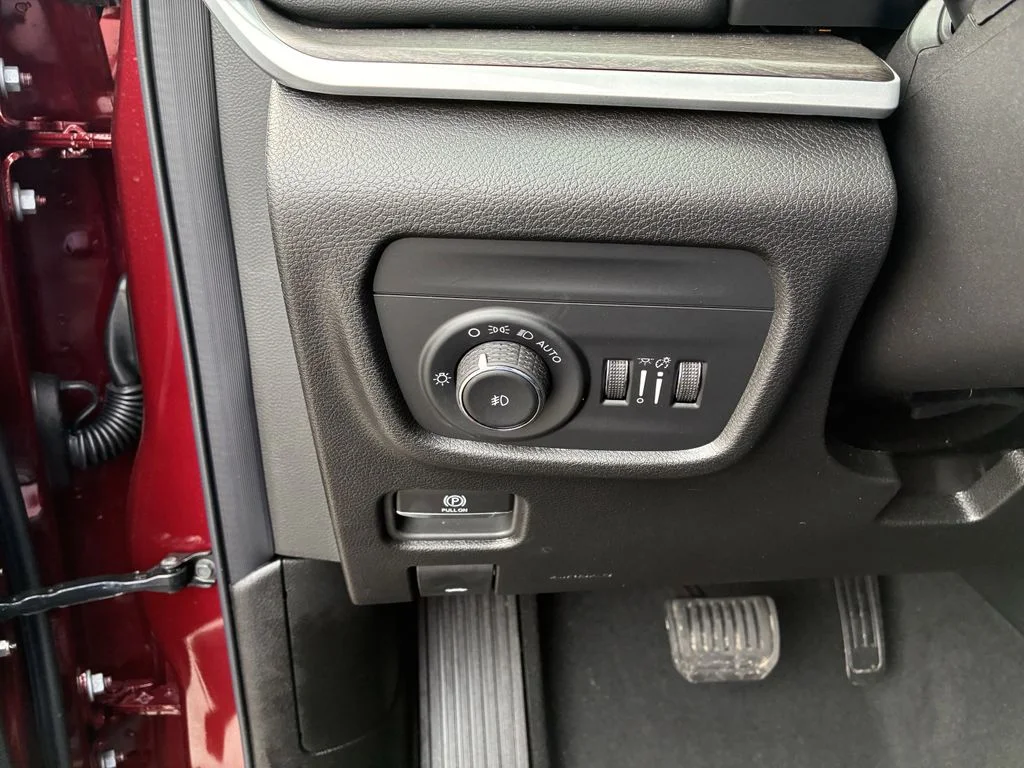 New 2025 Velvet Red Pearl-Coat Exterior Paint Jeep Limited image 20