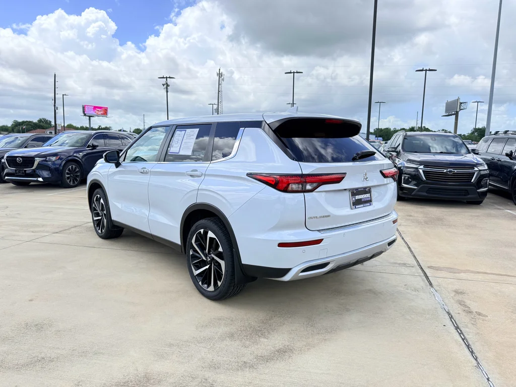 Used 2023  Mitsubishi SE Special Edition image 8