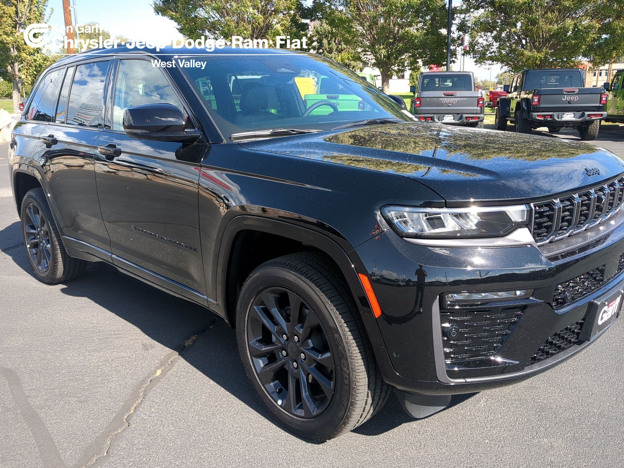 New 2026 Diamond Black Crystal Pearl-Coat Exterior Paint Jeep Limited Reserve image 1