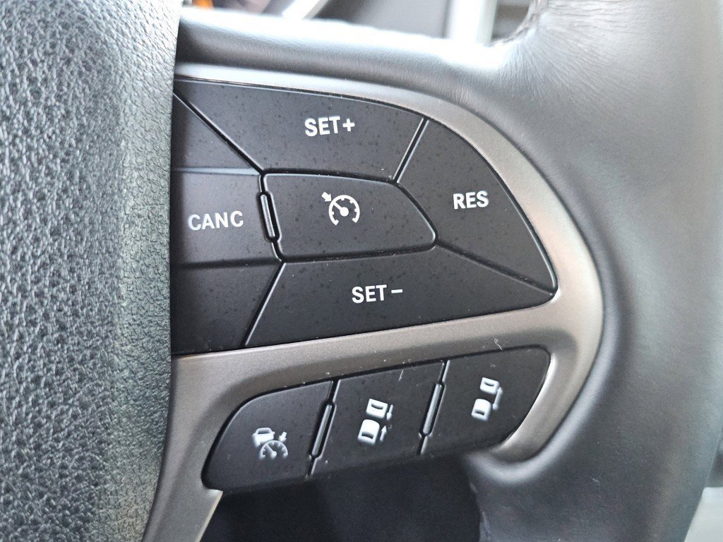 Used 2018 Billet Silver Metallic Clearcoat Jeep Limited image 17