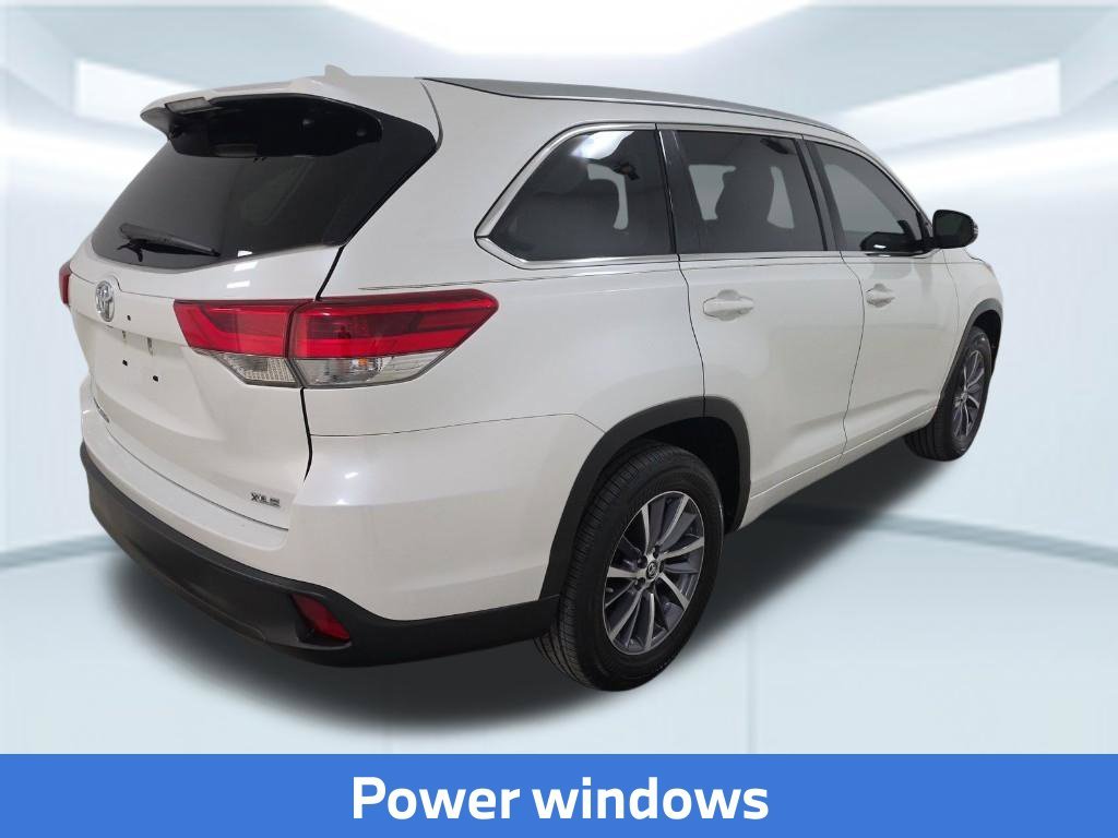 Used 2018 White Toyota XLE image 5