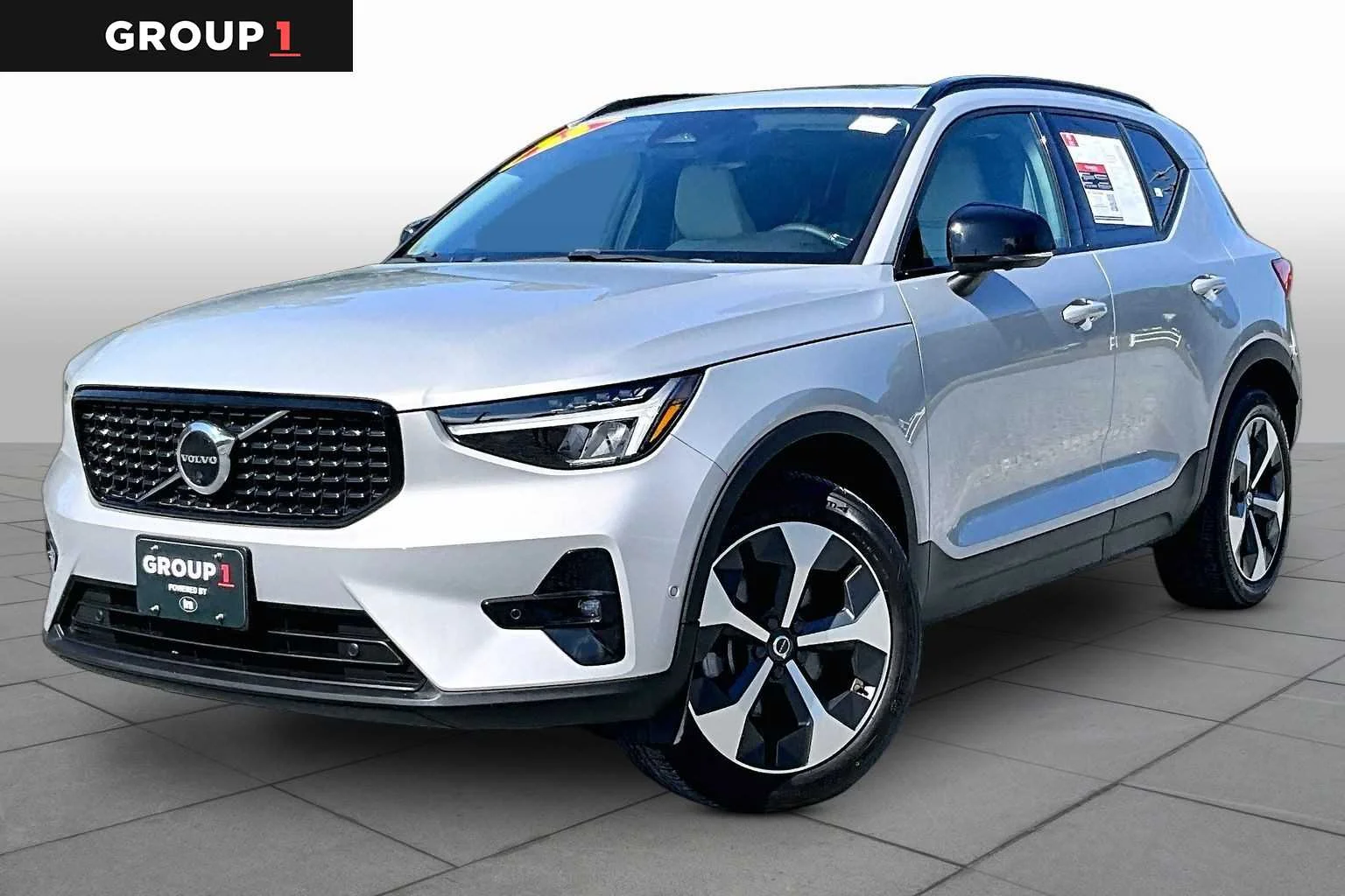 2023 Volvo XC40 Plus Dark Theme