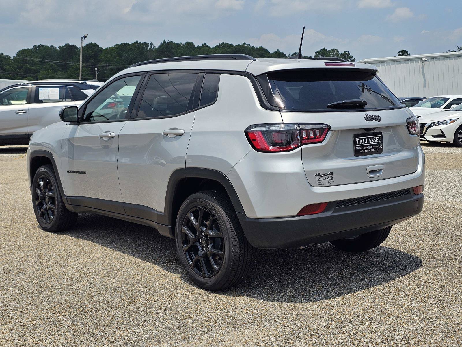 New 2026 Silver Zynith Metallic Clearcoat Jeep Latitude Altitude image 12