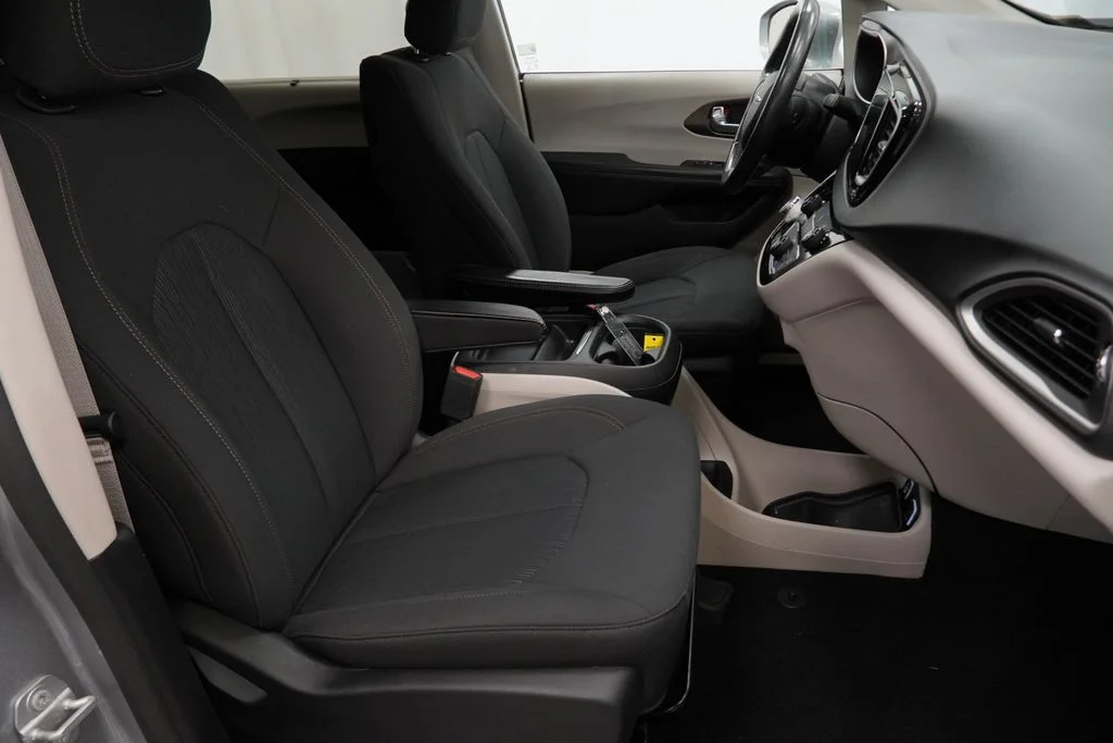 Used 2019 Silver Chrysler Touring Plus image 43