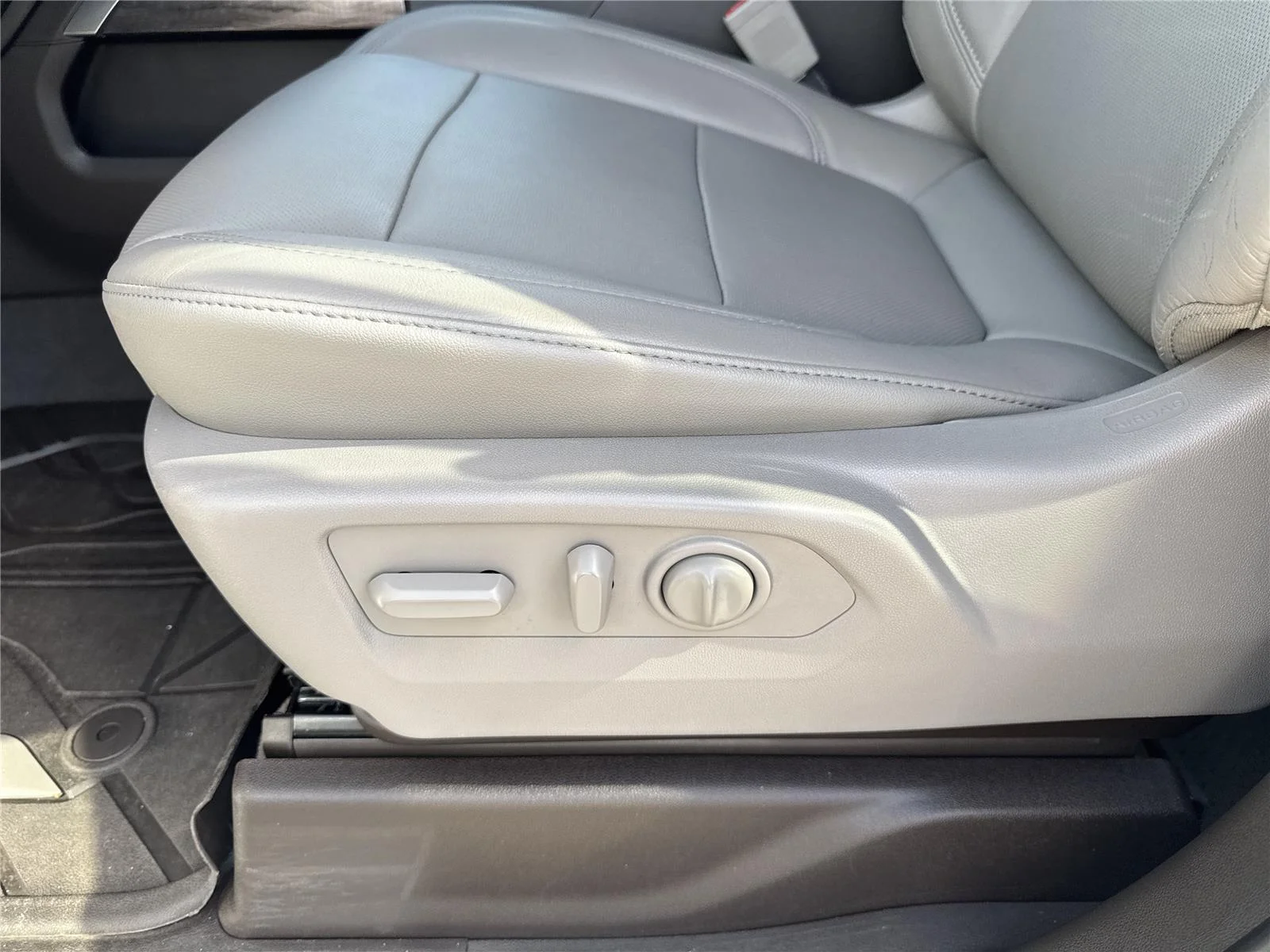 Used 2019 IRIDESCENT PEARL TRICOAT Chevrolet LTZ image 12
