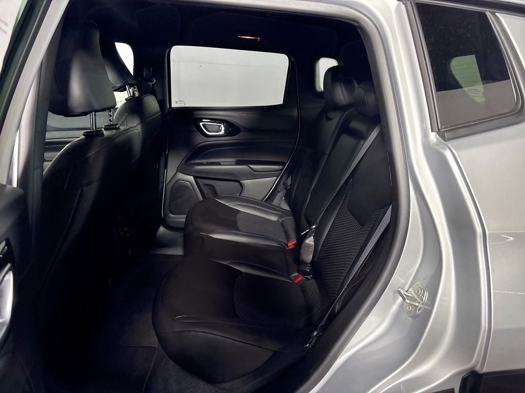 New 2026 Silver Zynith Metallic Clearcoat Jeep Latitude image 19