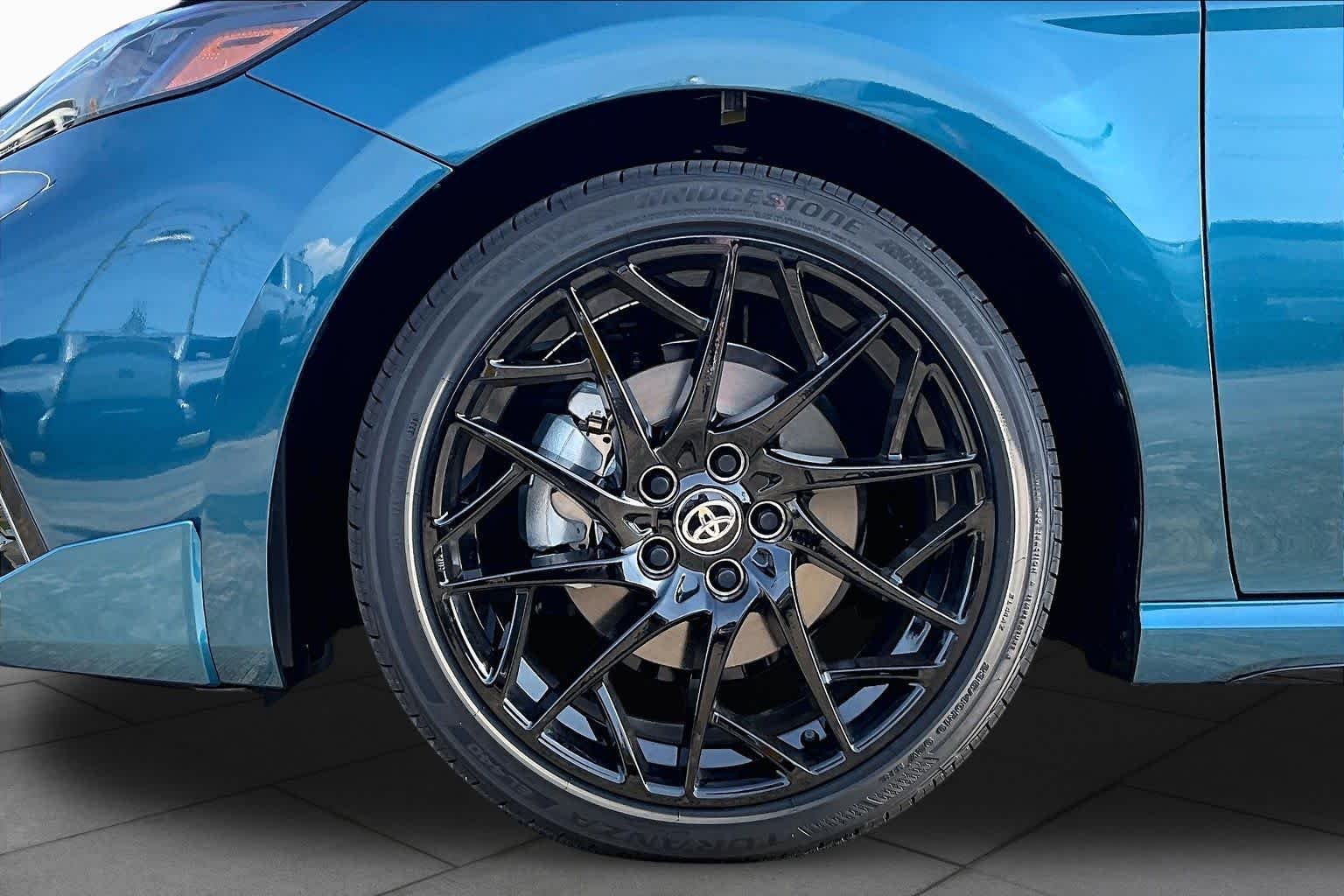 New 2026 Ocean Gem with Midnight Black Metallic roof Toyota XSE image 9