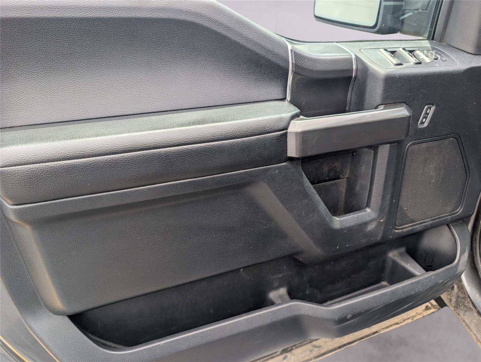 Used 2016 Magnetic Metallic Ford XLT image 18