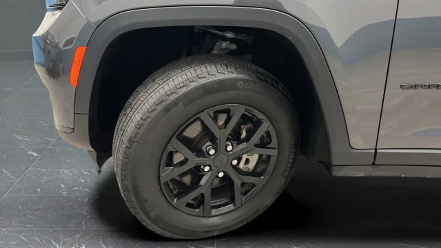 Used 2024 Gray Metallic Jeep Altitude image 36
