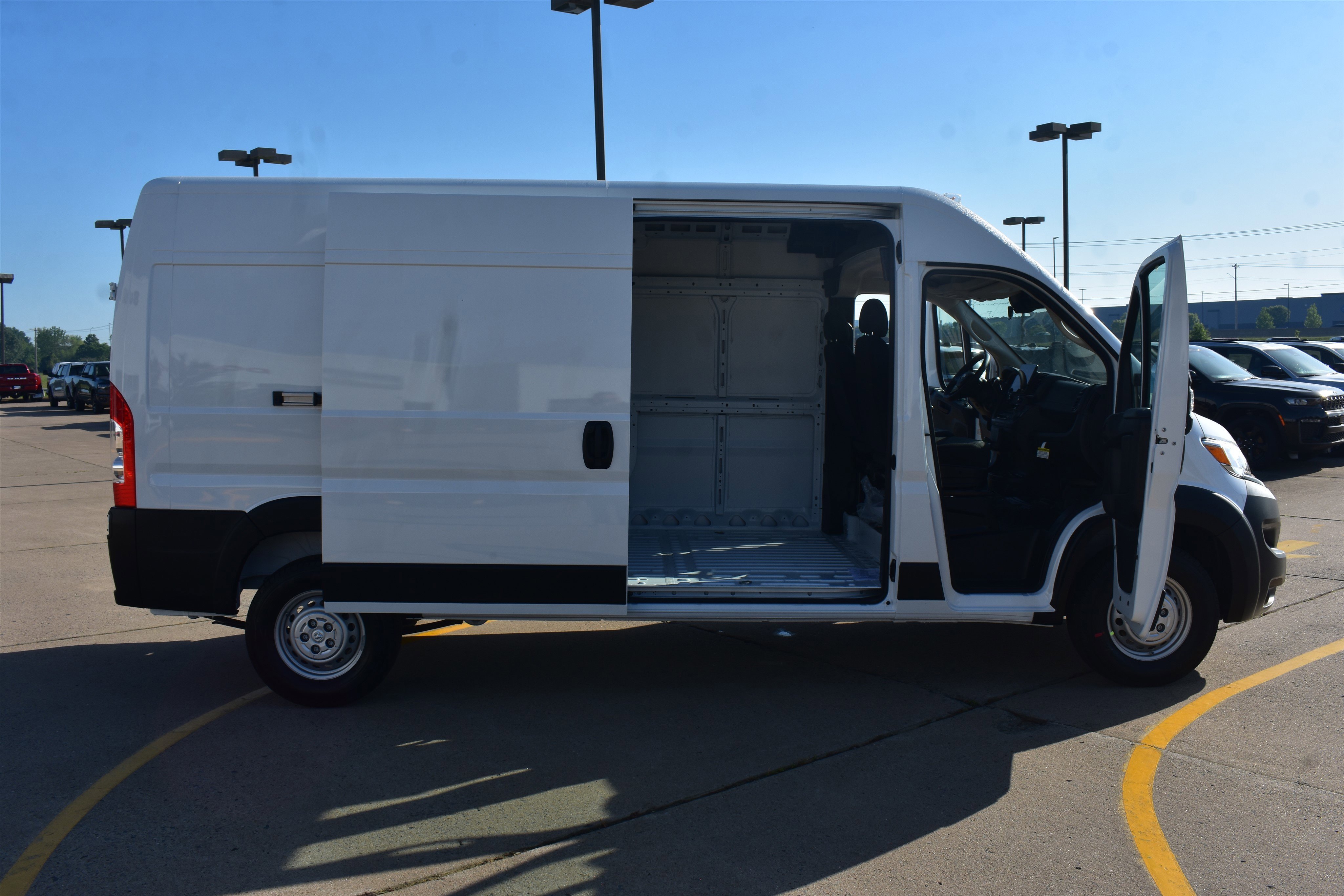 New 2026 Bright White Clear-Coat Exterior Paint RAM Tradesman image 15