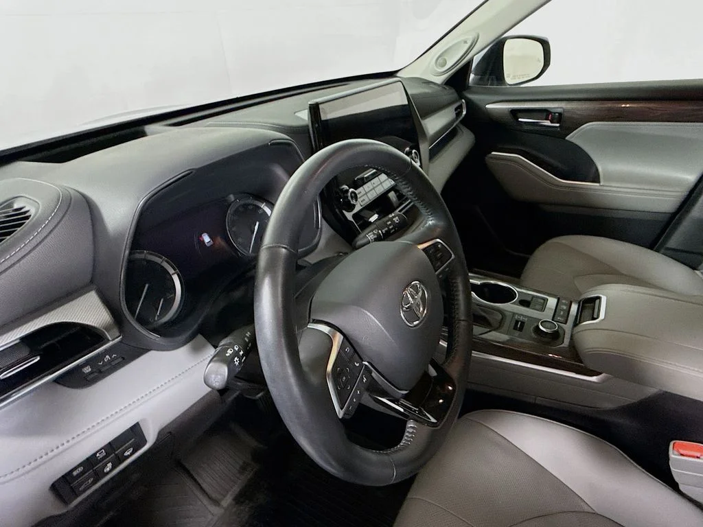 Used 2021 Moon Dust Toyota Platinum image 10